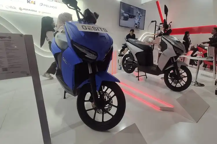 Jarak Tempuh Motor Listrik Gesits Raya di IIMS 2023 Bisa Sampai 120 Km, Ini Syaratnya
