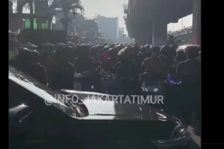 Mencekam, Gerombolan Pemotor Lawan Arus di Kalimalang Diadang Warga Karena Bikin Macet