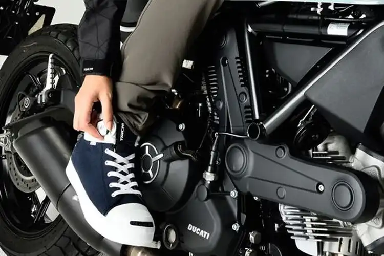 Duit THR Masih Ada? Nih Rekomendasi Sepatu Turing Bergaya Casual