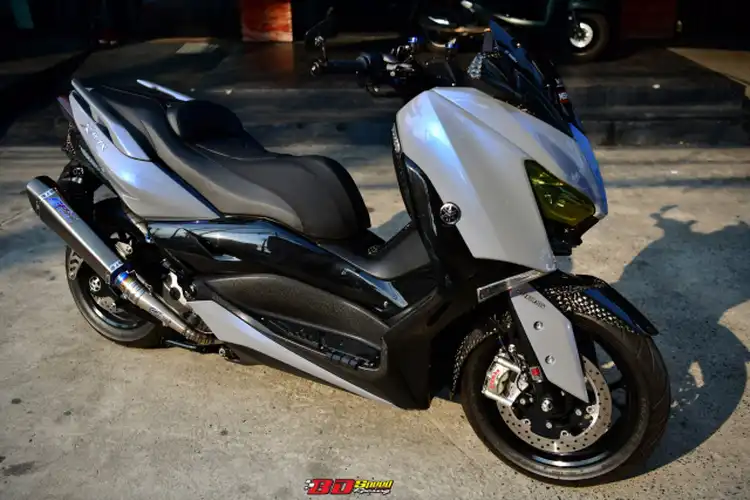 Modifikasi Motor Yamaha XMAX Dilapis Carbon Pola Anyaman, Rem Full Brembo
