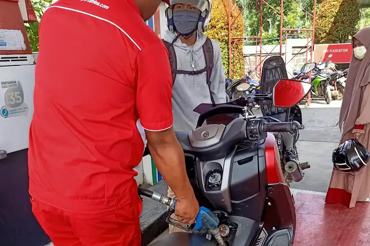 Pertamina Ungkap Kenapa Ketika Isi BBM Pemotor Harus Turun dari Motor, Apakah Pengaruh Pada Takaran