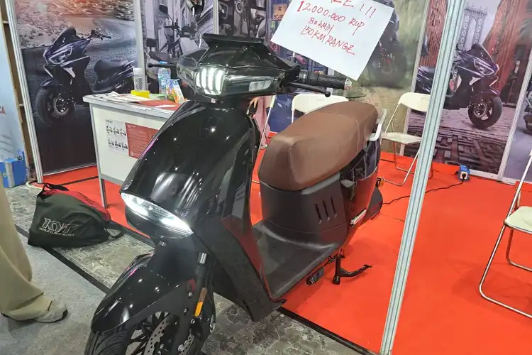 Motor Murah Desain Futuristik Dari Moman Motor, Harga Cuma Rp 12 Jutaan Jarak Tempuh Lumayan Jauh