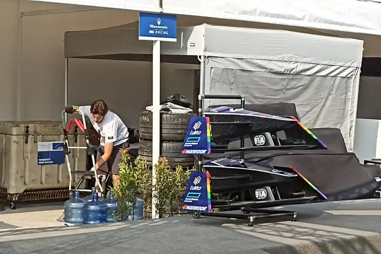 Panasnya Formula E Jakarta, Tiap Tim Punya Stok Air Galon Untuk Satu Warung