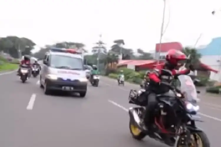 Pengawal Ambulans Bikin Bahaya Pakai Sirine dan Strobo, IMI Pusat Mereka Gak Berhak Mengawal