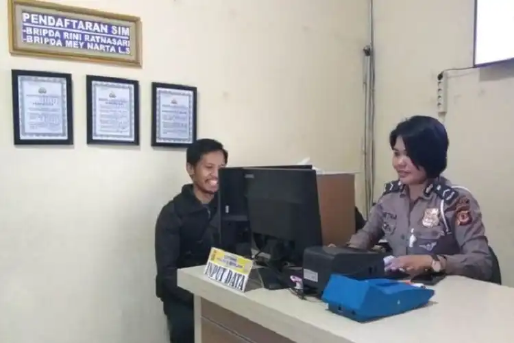 Rayakan HUT Bhayangkara ke-77, Polisi Bagikan SIM Gratis Untuk Pelajar dan Mahasiswa