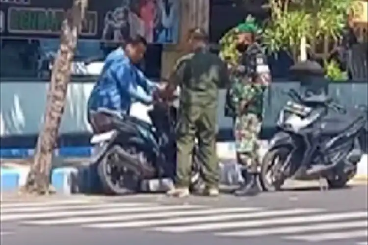 Muka Sangar Debt Collector Mendadak Lesu Dibentak Anggota TNI Saat Rampas Motor di Situbondo