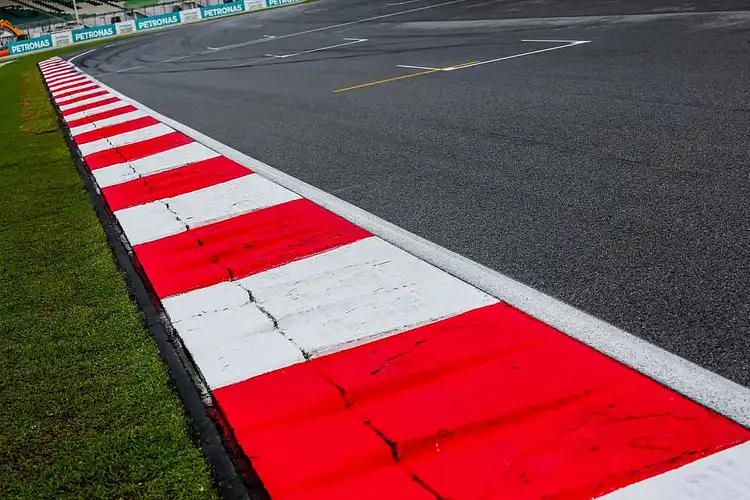 Aneh, Pasti Ada Piano di pinggir Aspal sirkuit MotoGP Ini Loh Fungsinya
