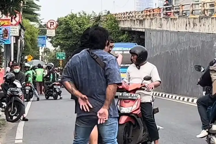 YouTuber Laurend Tegur Motor Lawan Arah di Slipi Jaya, Malah Dilempar Batu Oleh Oknum