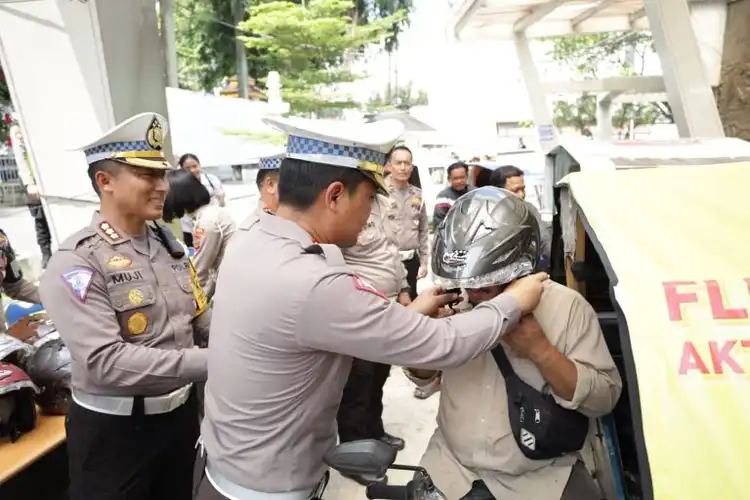 Wih 200 Helm Gratis Dibagikan Polda Sumut Selama Operasi Zebra 2023