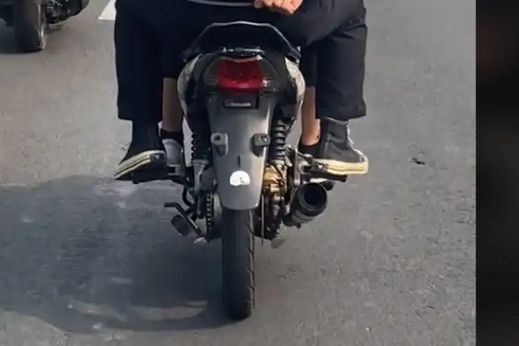 Video Tingkah Biker Honda Supra Bapak Amankan Pelat Nomor Biarpun Lepas