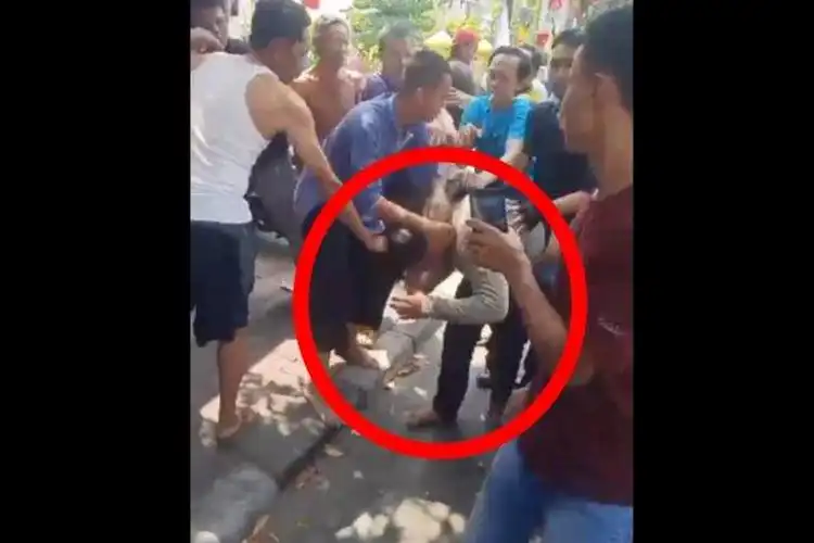 Maling Motor Gagal Beraksi di Jakarta Utara Usai Kepergok Warga yang Mau Sholat Jumat, Satu Jadi Samsak Hidup