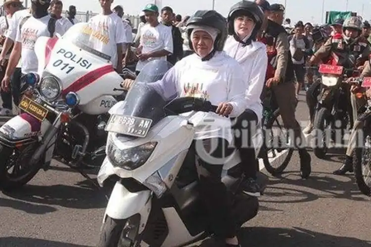 Berpeluang Jadi Cawapres Ganjar Pranowo, Khofifah Indar Parawansa Naik Yamaha NMAX Bonceng Artis