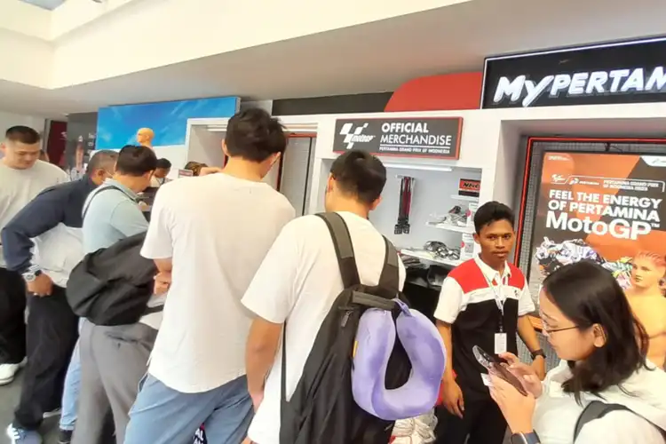 Merchandise Resmi MotoGP Mandalika 2023 Langsung Diserbu di Bandara Lombok, Harga Mulai Rp 100 Ribuan