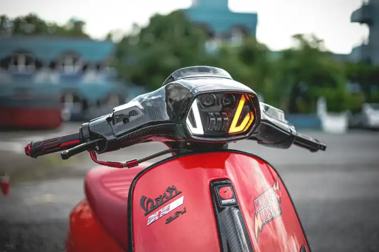 Modifikasi Vespa Sprint Tema Racing Look, Setang Drophead Plus Aksesoris Hedon Siap Pamer