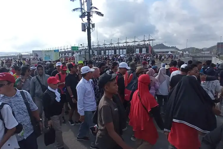 Kisah Penonton MotoGP Mandalika 2023 Susah Pulang Gegara Shuttle Bus Penuh, Pilih Jalan Kaki ke Kantong Parkir