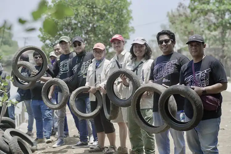 Kolaborasi Planet Ban dan CarbonEthics, Ratusan Limbah Ban Motor Cegah Abrasi di Karawang