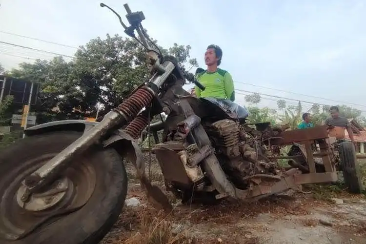 Warga Berhamburan Pemotor di Probolinggo Lolos dari Maut, Motor Hancur di Pinggir Rel Kereta Api