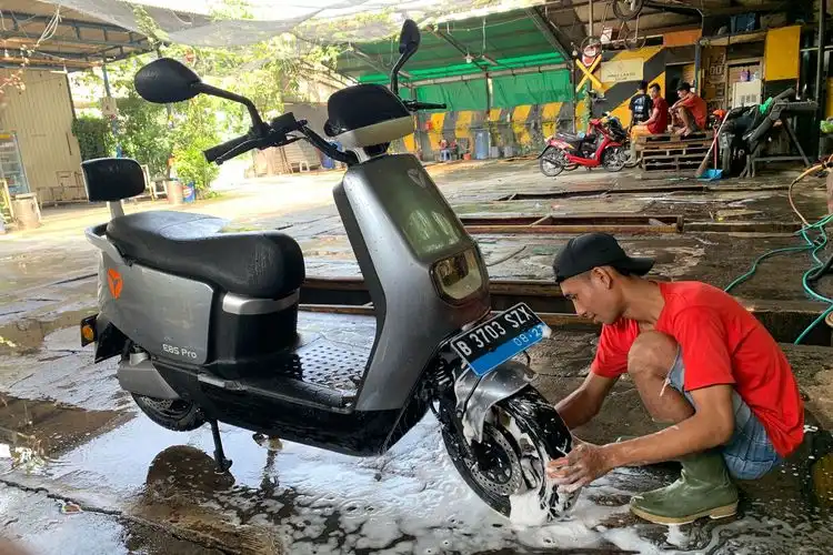 Jangan Takut Kesetrum Begini Cara Aman Mencuci Motor Listrik Ini Panduan Dari Ahli