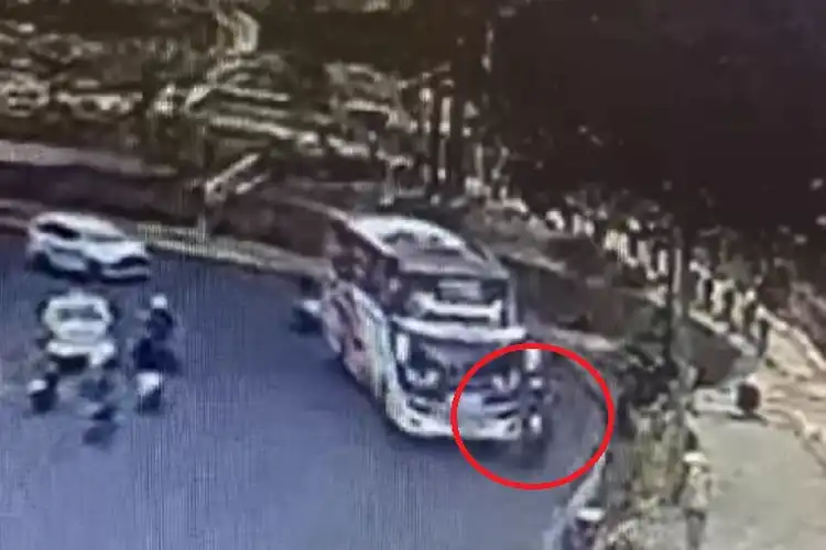 Pemotor Yamaha Vega R Boncengan Senggol Bus Sampai Oleng di Gunungkidul, Penumpang Meninggal Dunia