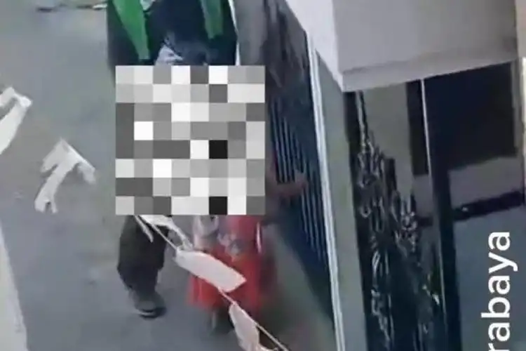 Parah Pria Beratribut Ojol Terekam Lakukan Hal Tidak Senonoh Pada Anak Kecil Surabaya
