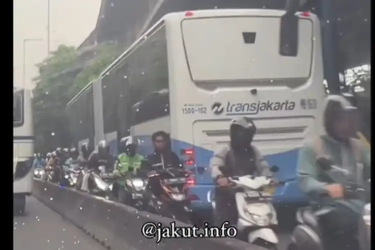 Bukti Lebih Takut Tilang Daripada Nyawa, Motor Lawan Arus di Jalur Transjakarta Karena Ada Razia