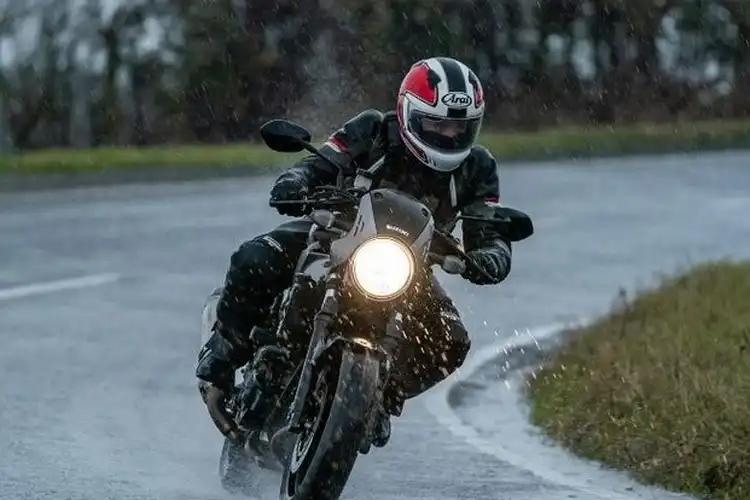 Mengenal Aquaplaning Pada Motor, Biang Kecelakaan Saat Hujan