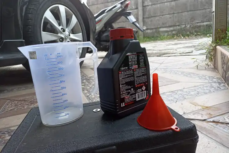 Pentingnya Gelas dan Corong Saat Ganti Oli Ternyata Bikin Mesin Gak Berat