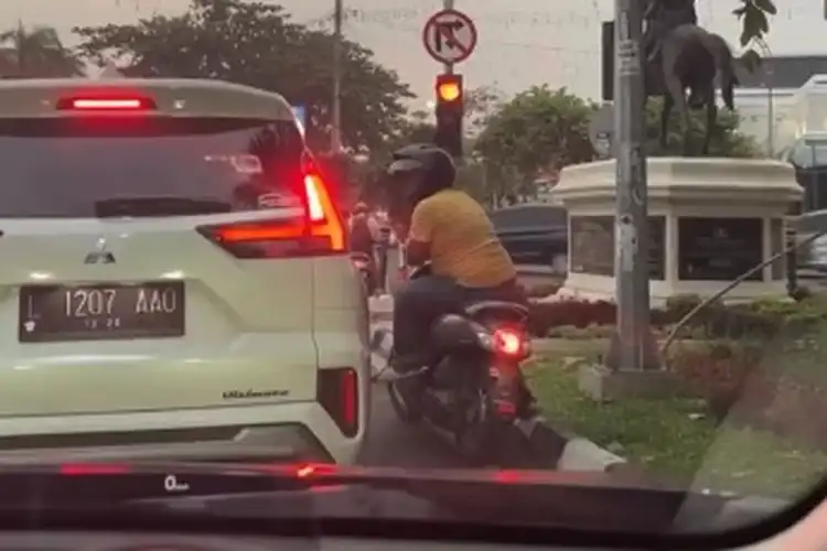 Warga Surabaya Waspada Modus Pemotor Honda Scoopy Ketok Pintu Mobil Todong Rp 193 Ribu