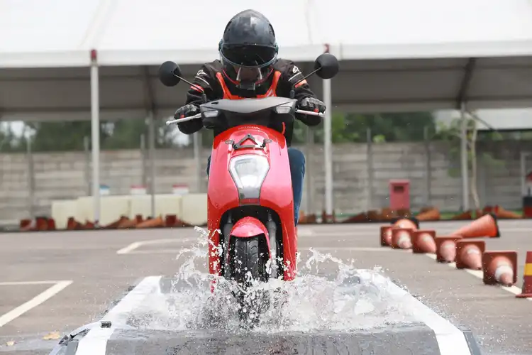 Ahli Bilang Motor Listrik Honda EM1 e: Tidak Disarankan Cuci Steam Cukup Lakukan Ini