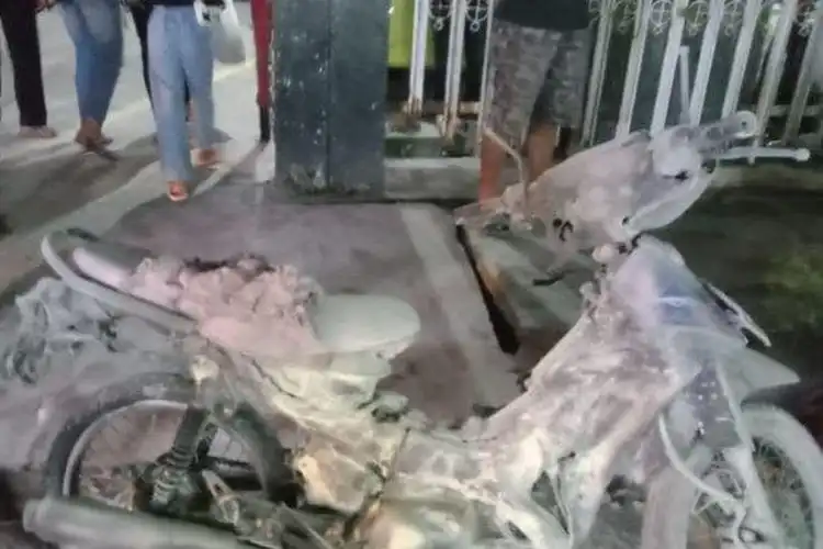 Warga Heboh Nonton Motor Bebek Terbakar Hangus di Ketapang Korsleting Diduga Sebabnya