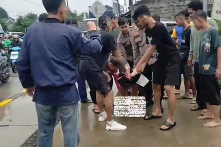 Sudah Pura-pura Jadi ODGJ, Maling Motor di Sukabumi Tetap Digebuki Warga