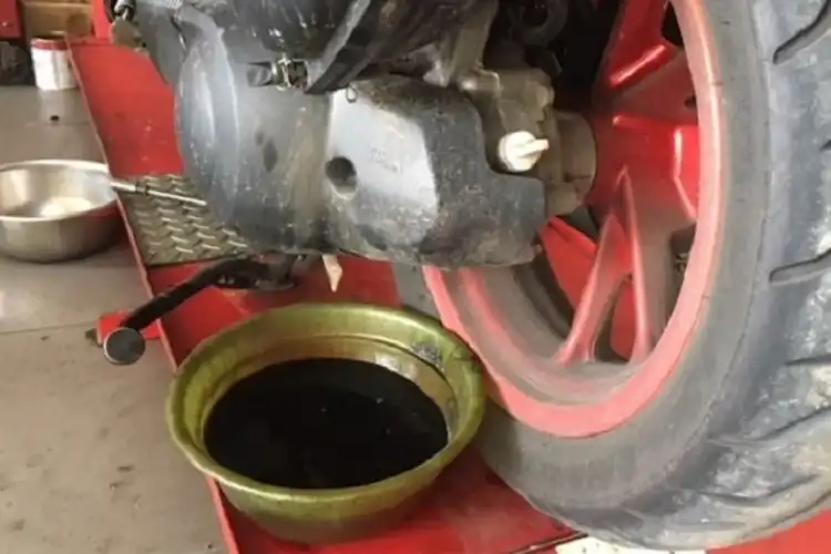 Mekanik Ungkap Pentingnya Ganti Oli Mesin Setelah Motor Dipakai Turing Jauh