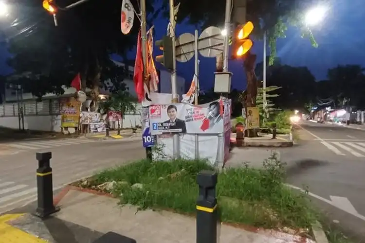 Lagi-Lagi Baliho Caleg Bikin Pengendara Motor Jatuh, Tabrak Mobil di Duren Sawit