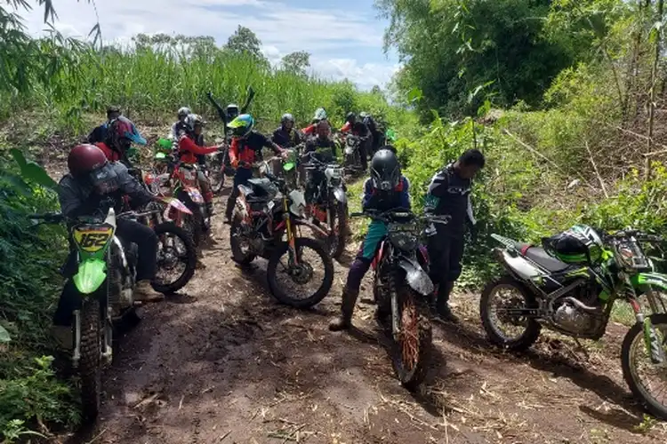 Seru Jatuh Bangun Bikers Penggemar Garuk Tanah di Event KLX Day Malang Jabat #1