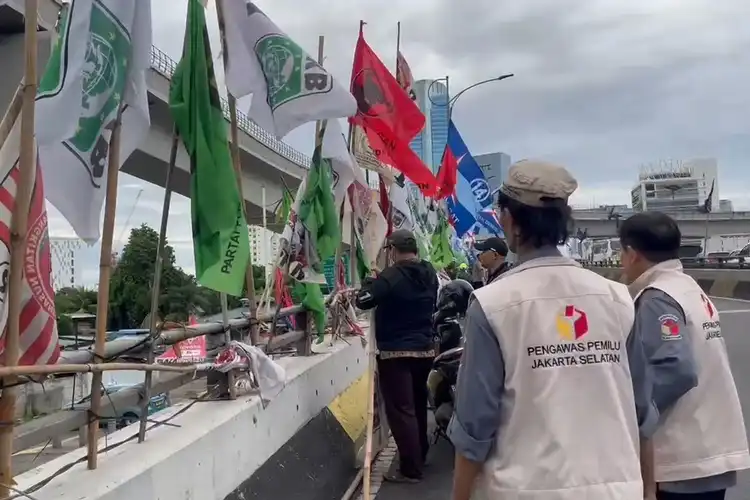 Sering Roboh Timpa Pemotor, Bendera Partai yang Terpasang di Fly Over Akan Segera Dibongkar