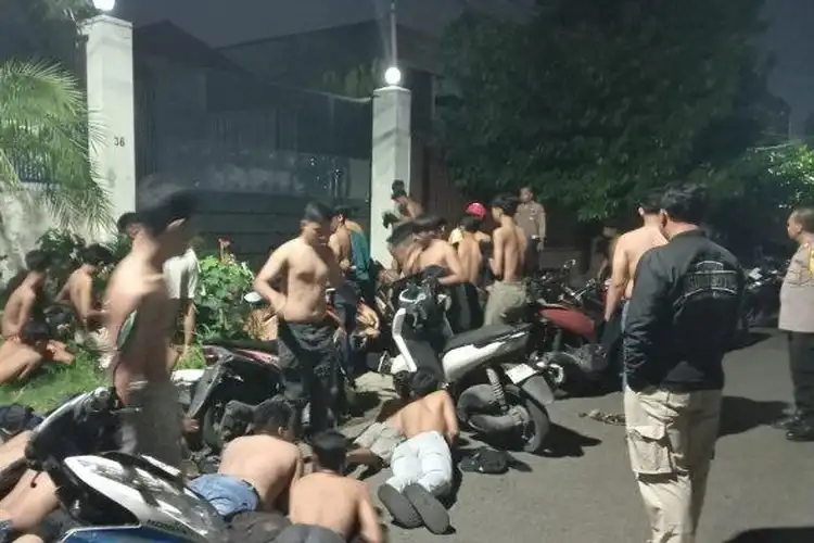 Razia Besar-Besaran Cegah Balap Liar di Surabaya Puluhan Anak Muda dan Motor Dikandangin Polisi