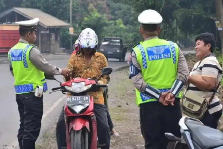 Akhirnya Paham STNK Ketinggalan Pas Ada Razia Enggak Bisa Ditunjukkan Lewat Video Call Ini Alasannya