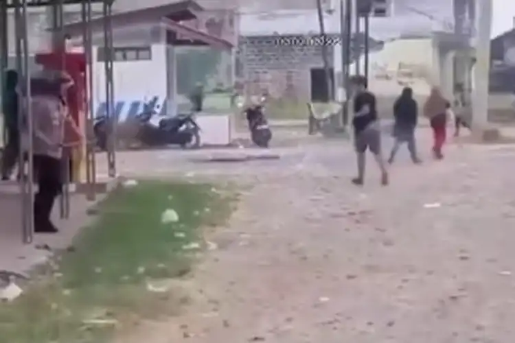 Kocar Kacir Penyapu Koin di Indramayu Dibubarkan Polisi Sapu Lidi Dirampas dan Disita 