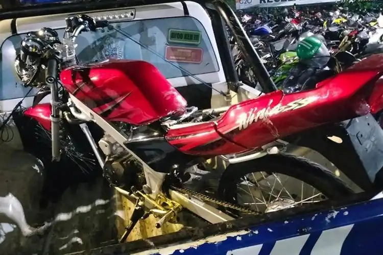 Ninja 2-Tak Versus Toyota Calya di Malang Pemilik Motor Tepar Dibawa ke Rumah Sakit