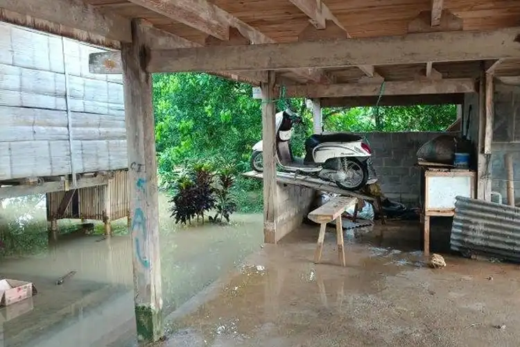Antisipasi Banjir Besar Warga di Daerah Ini Gantung Motor di Rumahnya
