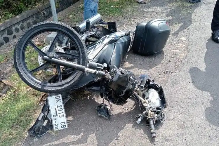 Honda Supra Bapak Adu Banteng dengan Toyota Fortuner di Bali Motor Ringsek, Untung Rider Selamat