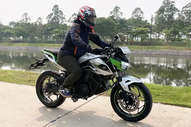 Test Ride Motor Listrik Kawasaki Z e-1 Beneran Gagah Buat Harian