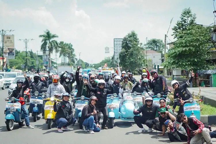 Meriah Komunitas Vespa 60s Jabodetabek Gelar Camping Guling Ketiga