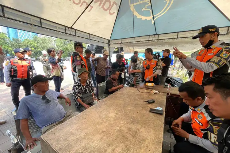 Tukang Parkir Liar Ditertibkan Dishub DKI, Langsung Ngaku Punya Bekingan TNI dan Polisi