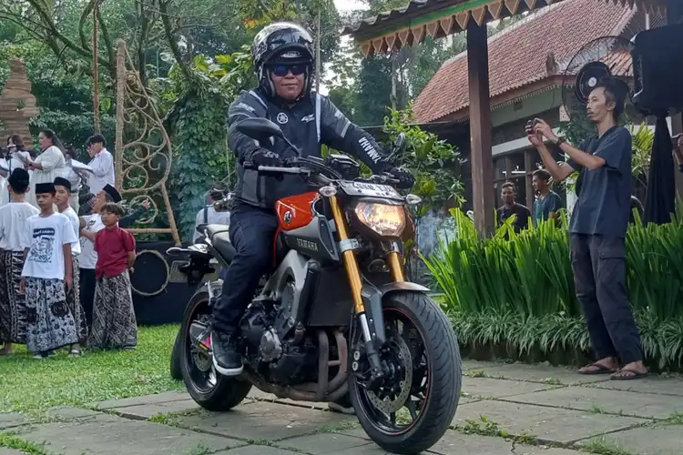 Moge Yamaha MT-09 Digeber Gus Paox Iben Solo Turing Borobudur-Berlin