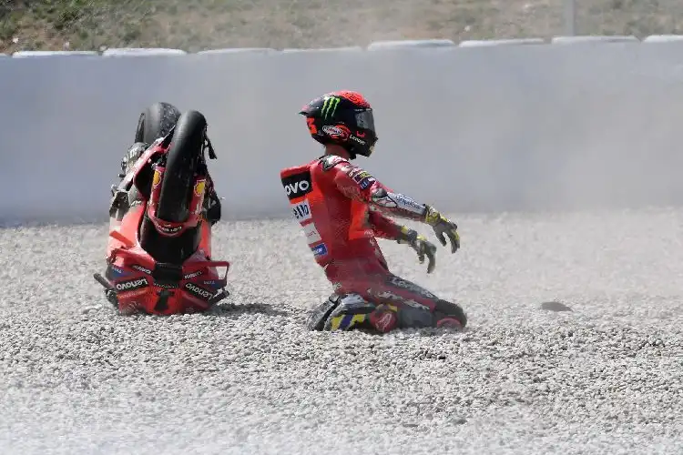 Pembalap Jatuh Berjamaah Saat Memimpin Balapan di Sprint Race MotoGP Catalunya Alasannya Macam-Macam