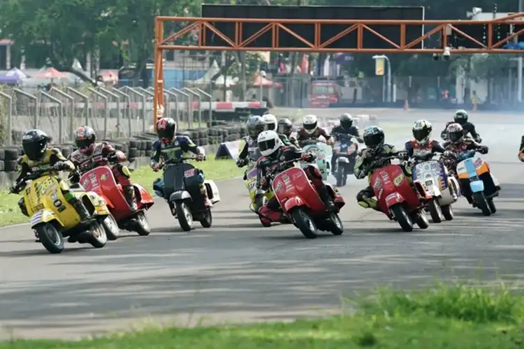 Ratusan Vespa Gaspol di Scooter Prix 2024, Pembalap Paling Jauh dari Daerah Ini