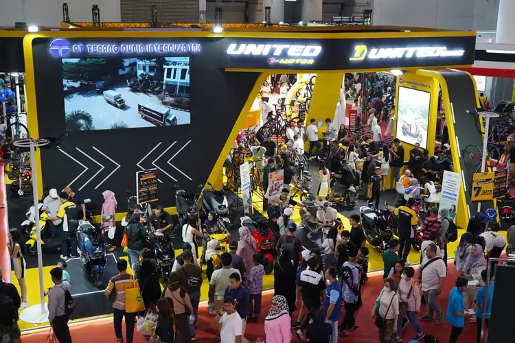 Pantas Boothnya Ramai, United E-Motor Kasih Diskon Motor Listrik Hingga Gratis Ini di Jakarta Fair Kemayoran 2024
