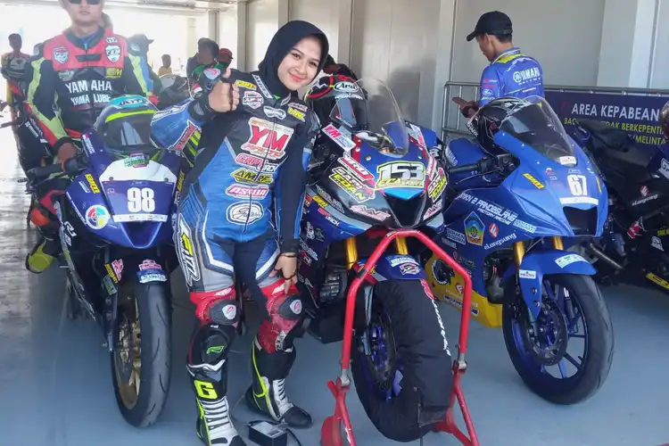 Profil Eca Sabana, Satu-satunya Pembalap Wanita di Yamaha Sunday Race Mandalika Enggak Takut Geber R15