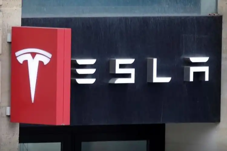 Sistem Autopilot Tesla Tabrak Pemotor Hingga Tewas, Keluarga Korban Ajukan Gugatan